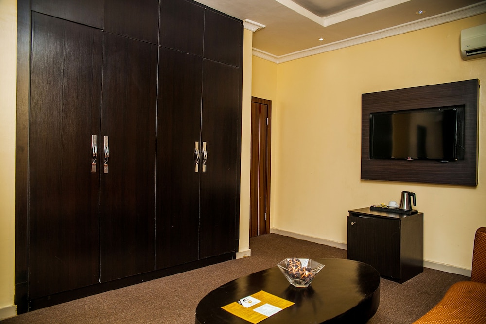 Cribville Hotel & Suites 29/41