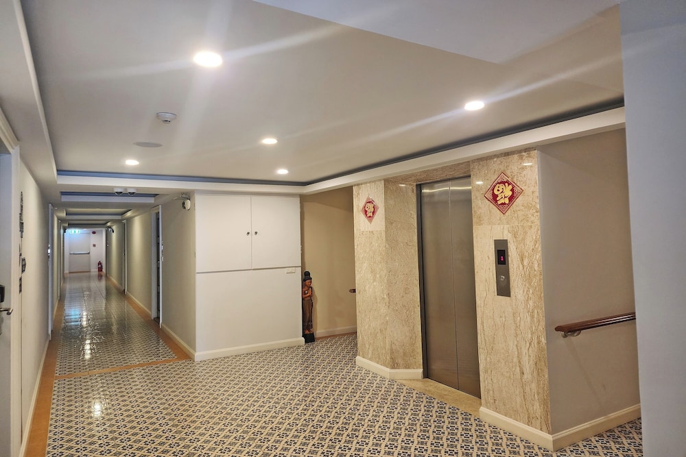 J Place Hotel 12/50