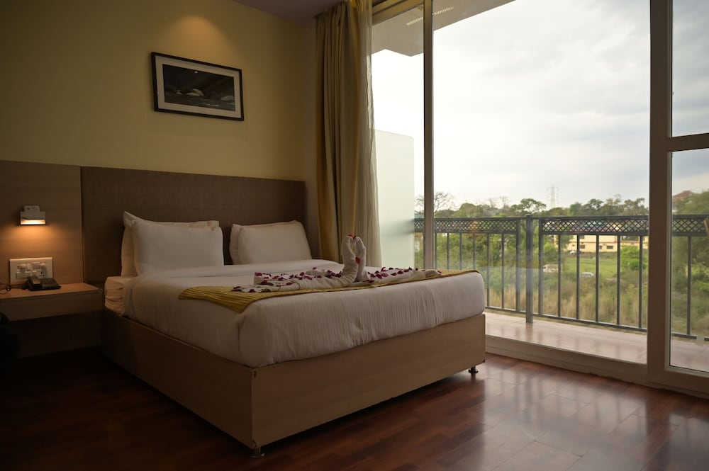 Hotel River Retreat 7/28
