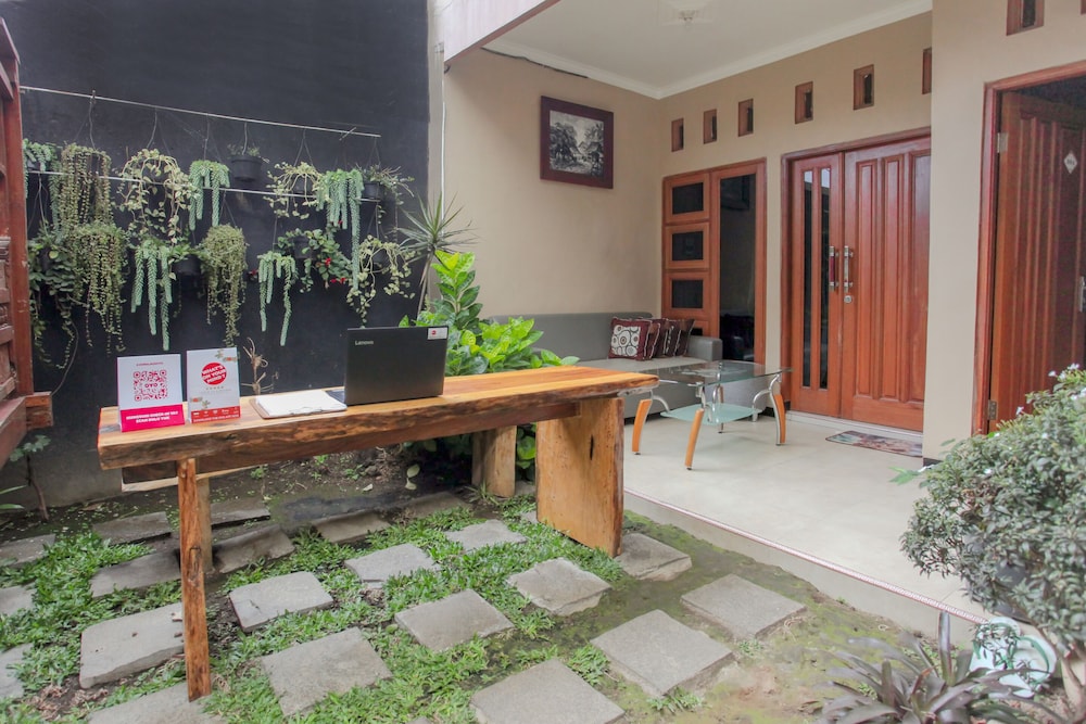 OYO 1692 Villa Akbar 3 9/48