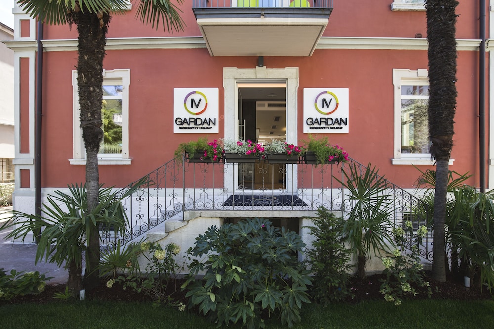 Holiday Iv Gardan 4/50