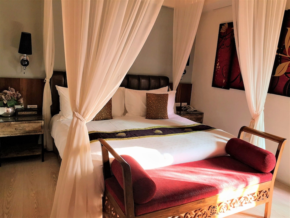 ROOM, DOUBLE BED