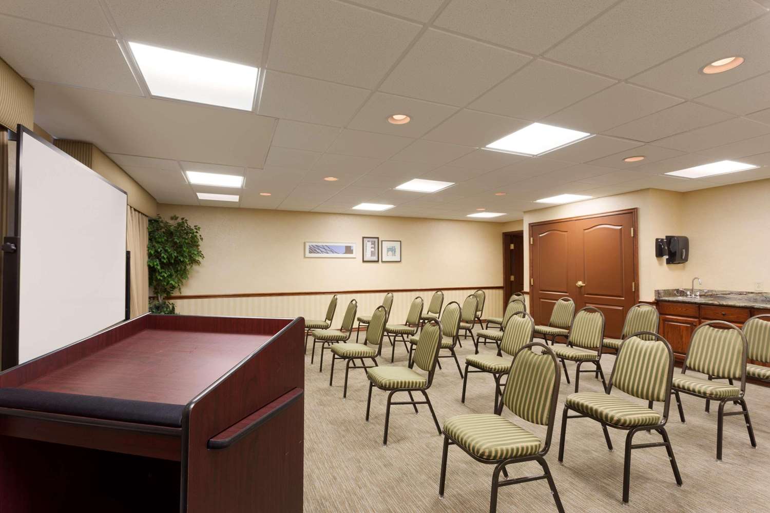 Country Inn & Suites By Radisson, Norman Near University 22/25