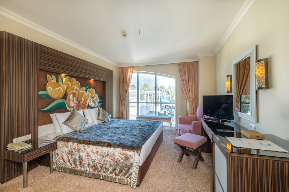 Suite, King Bed, 2 Sofa
