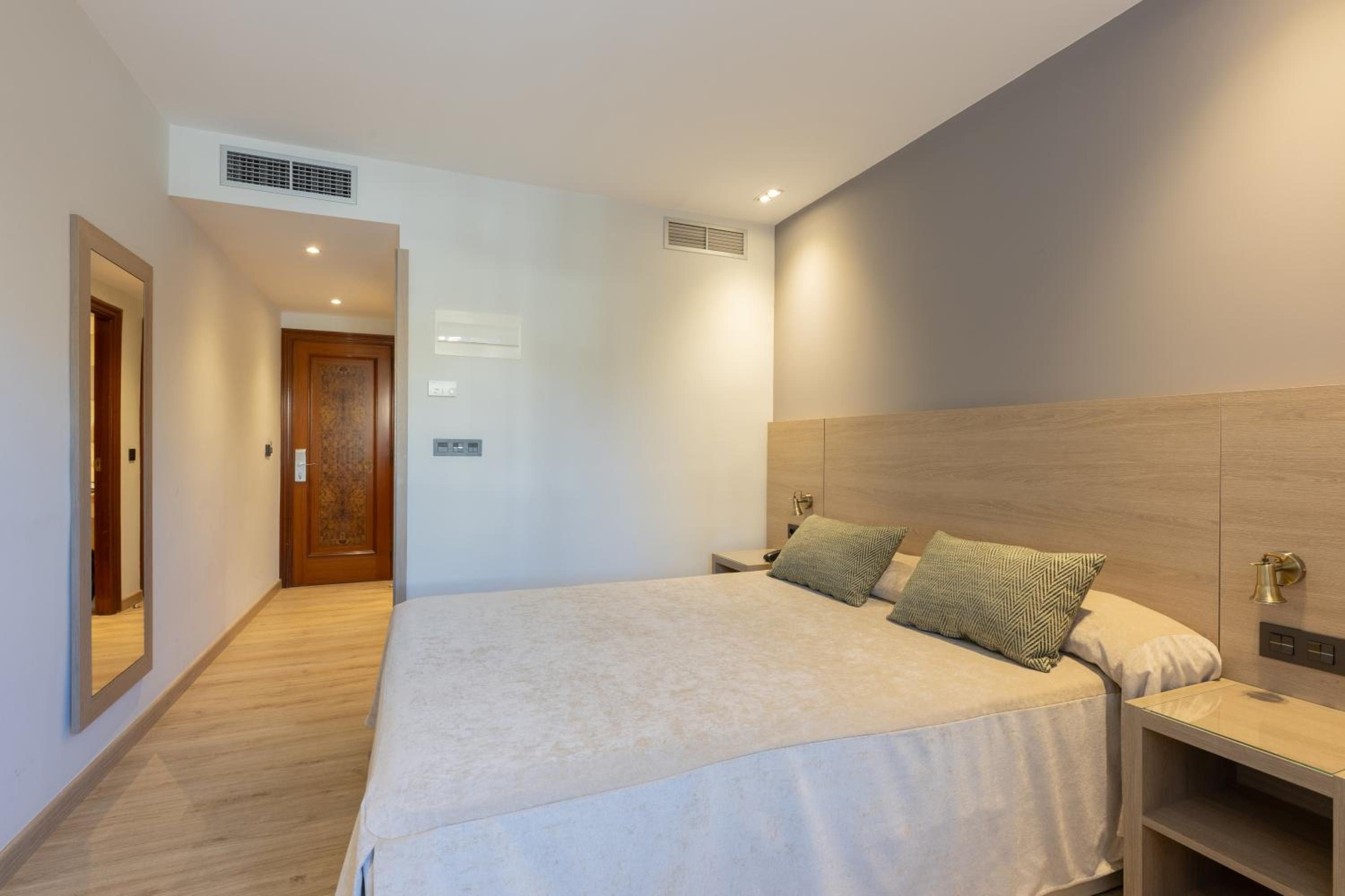 Standard, Queen Bed, Casanova 2/9