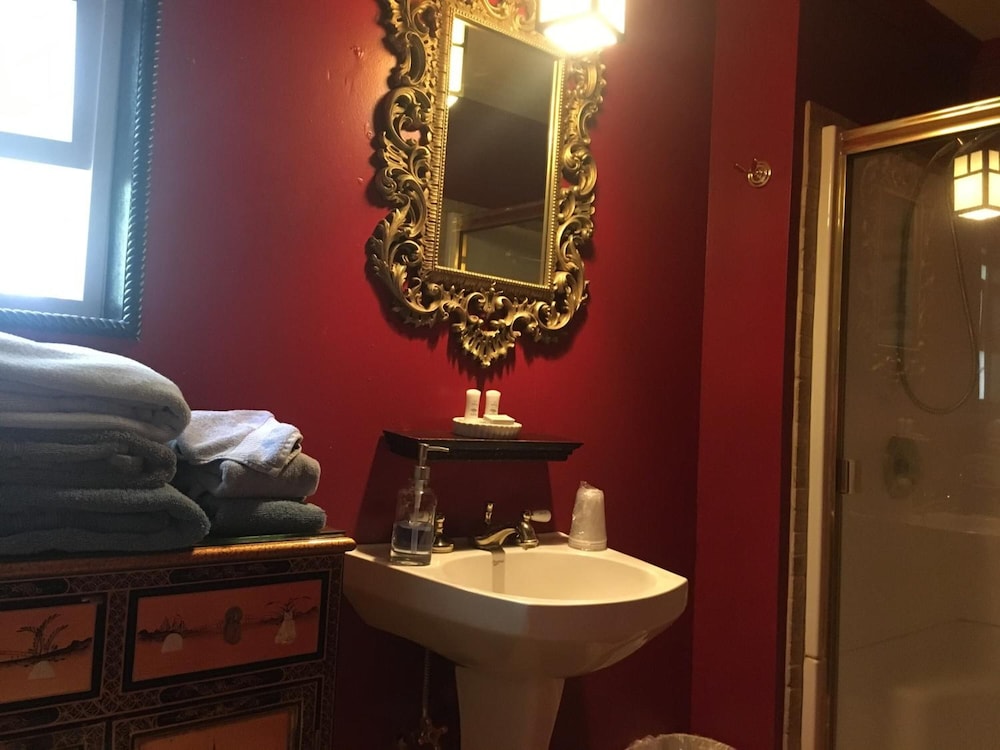 Shady Lady Bed & Breakfast 59/61