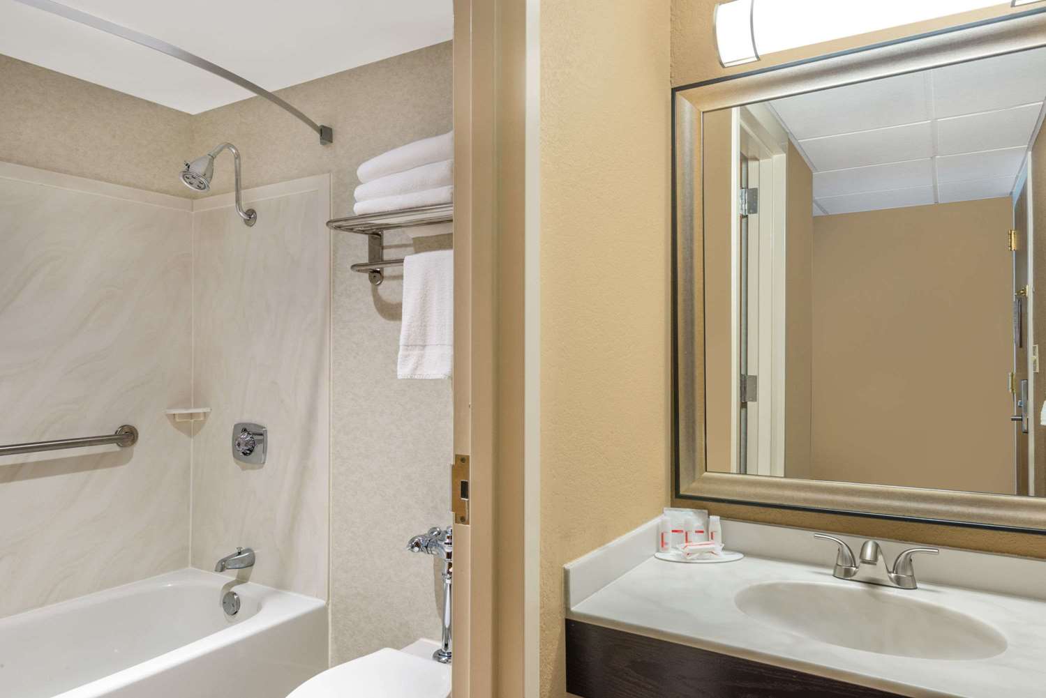 Ramada by Wyndham Paintsville Hotel & Conference Center 14/15