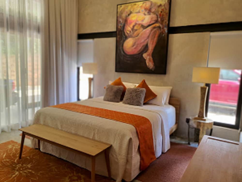 EXECUTIVE, SUITE