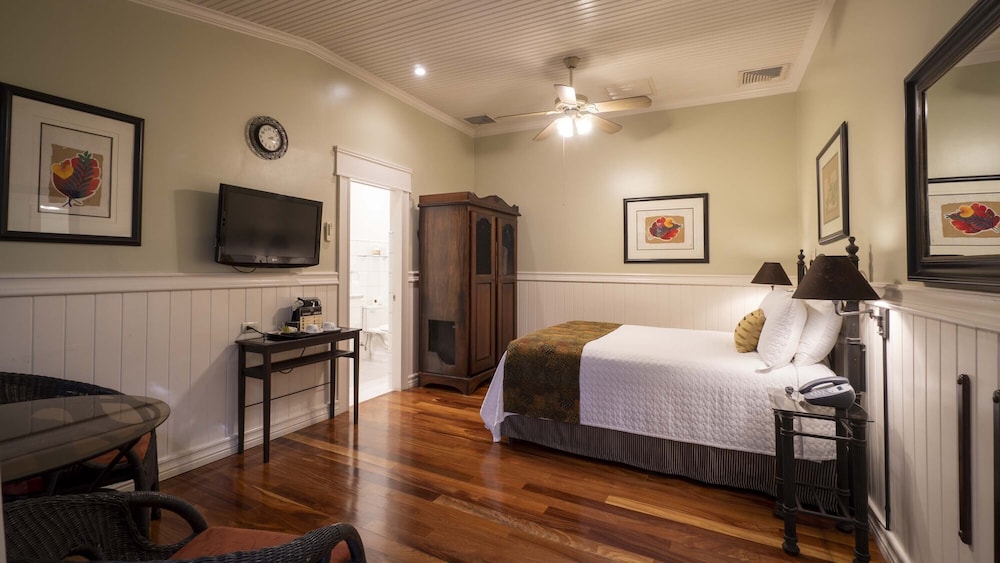 SUPERIOR, QUEEN BED
