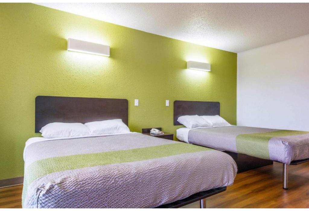 1 King Bed - Mob Acc Ri Shwr Ste Nsmk Micfridg