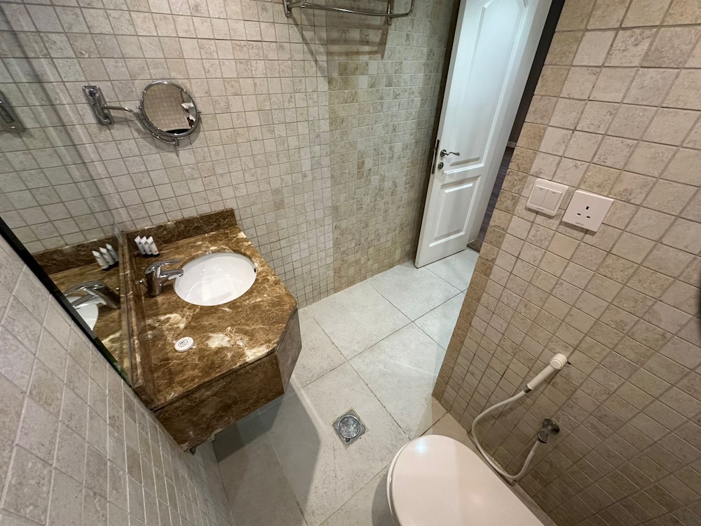 كورنيش لورين سويتس(Loren Suites Corniche) 49/50