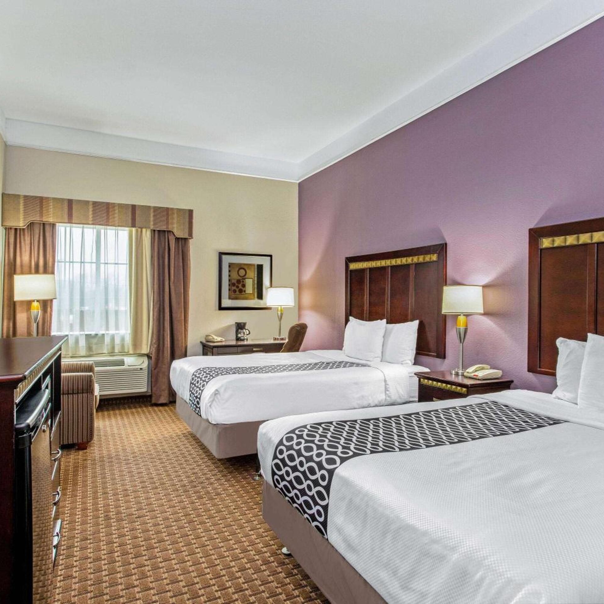 غرفة بسريرين كوين بحوض استحمام لذوي الإعاقة، La Quinta Inn Suites Cleburne 2/4