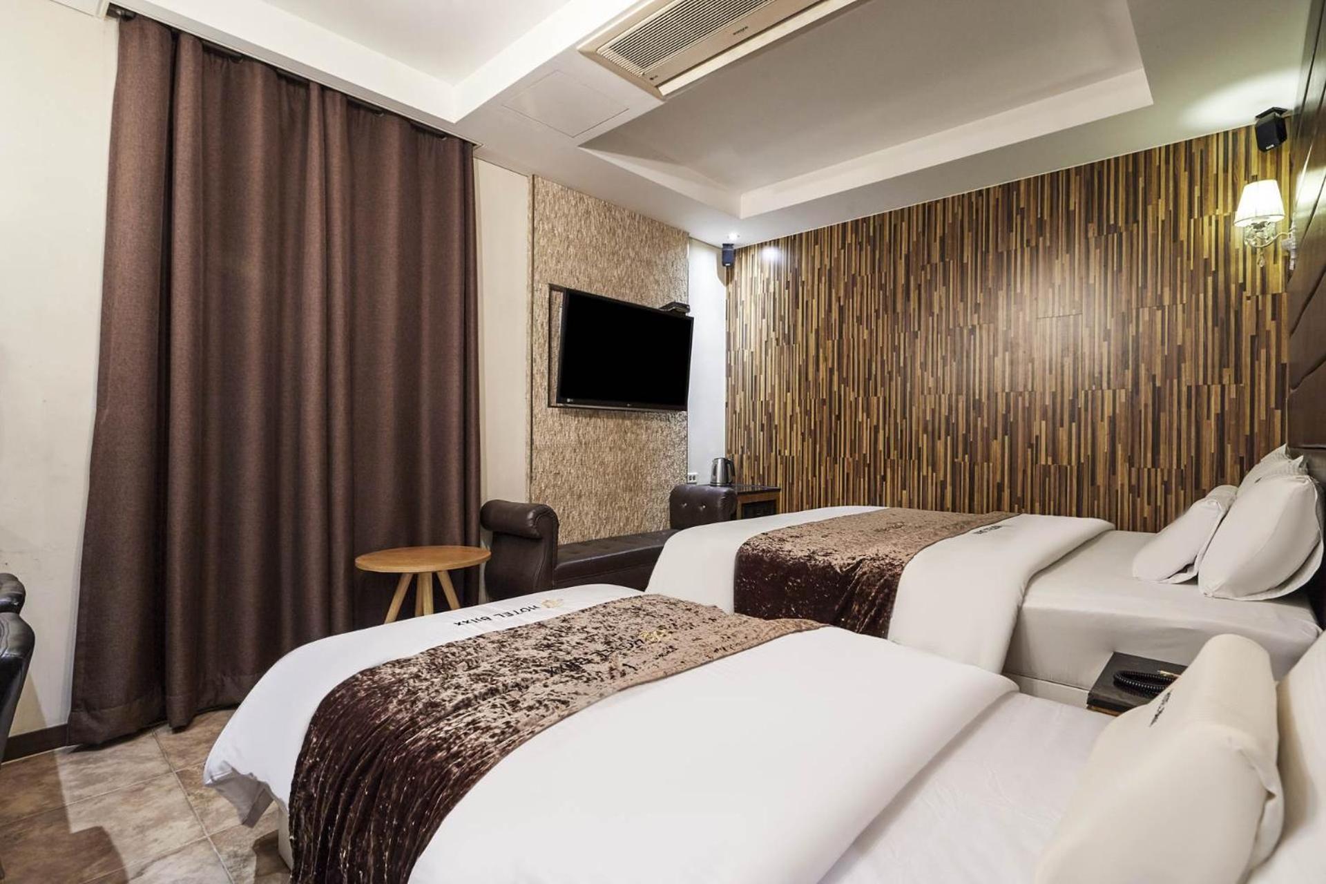 Blixx Hotel 7/50