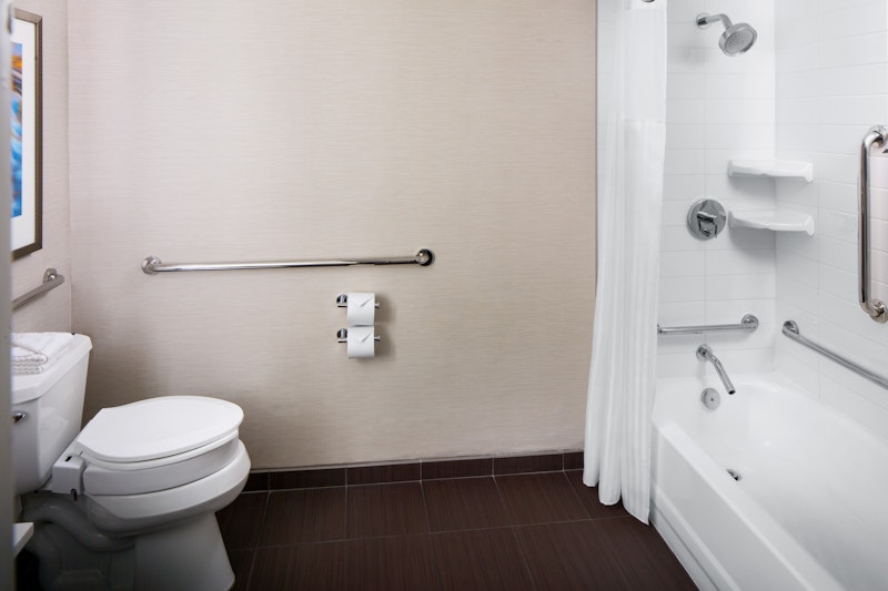 Hilton Albany 80/80