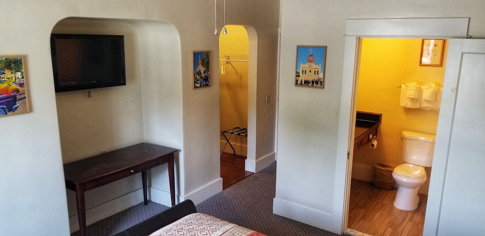 Santa Paula Inn 37/56
