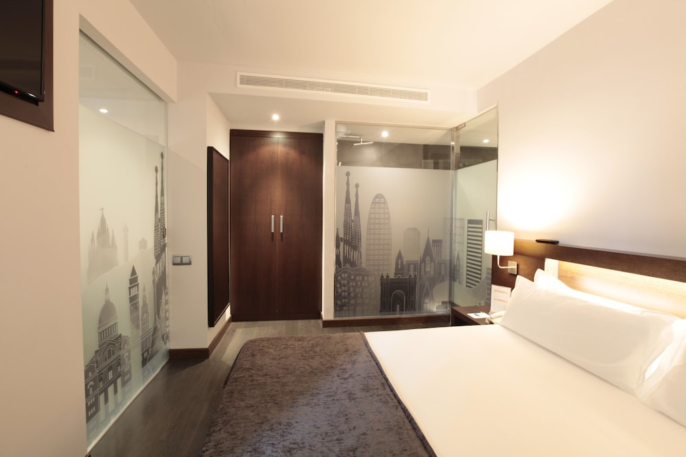 SUITE, TRIPLE, BALCONY