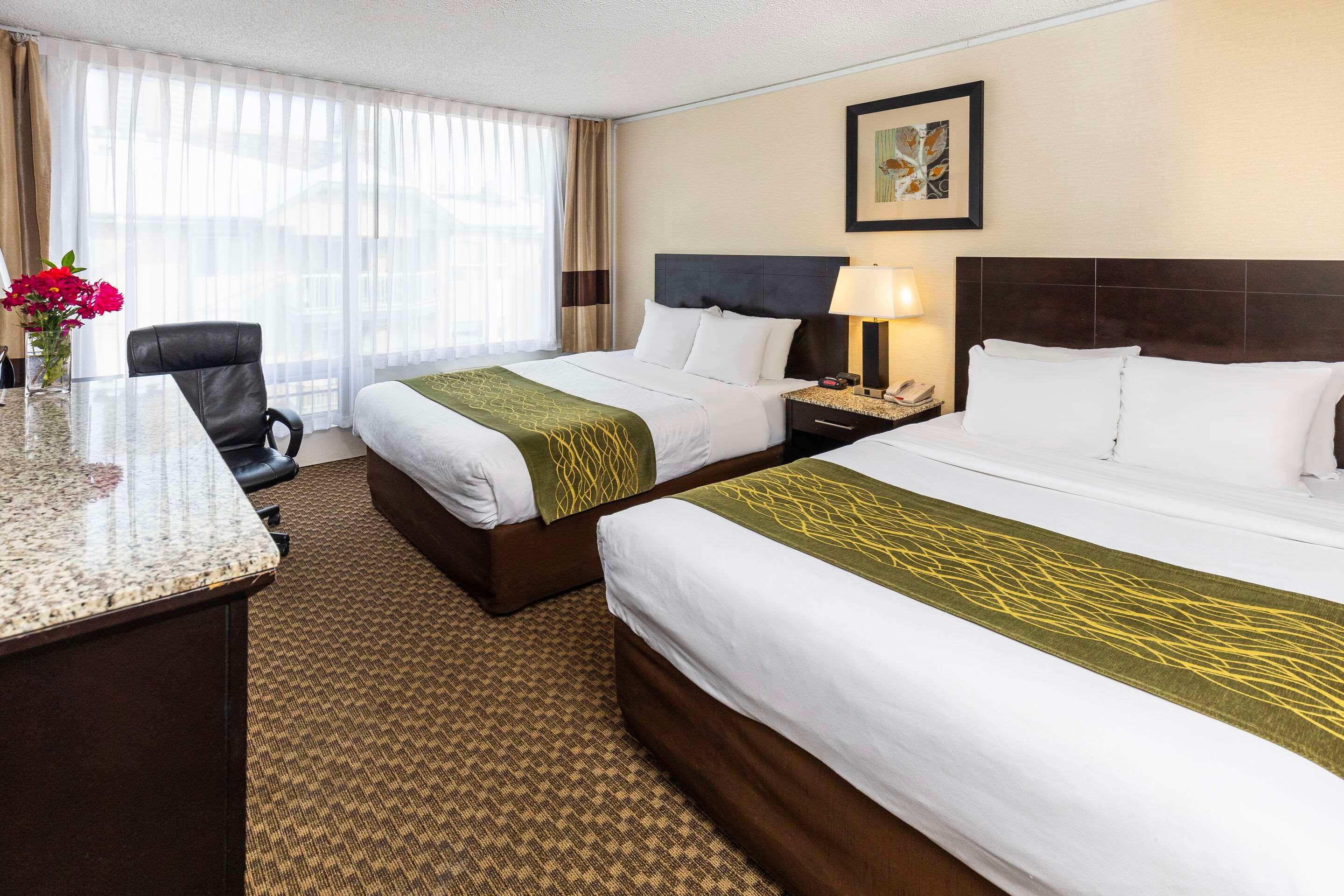 Upgrade, 2 Queen Beds, Comfort Inn & Suites Edmonton Downtown 2/6