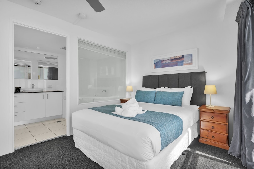 3 Bedrooms, Tower, Superior, 2 Queen and Twin Beds, Garden View