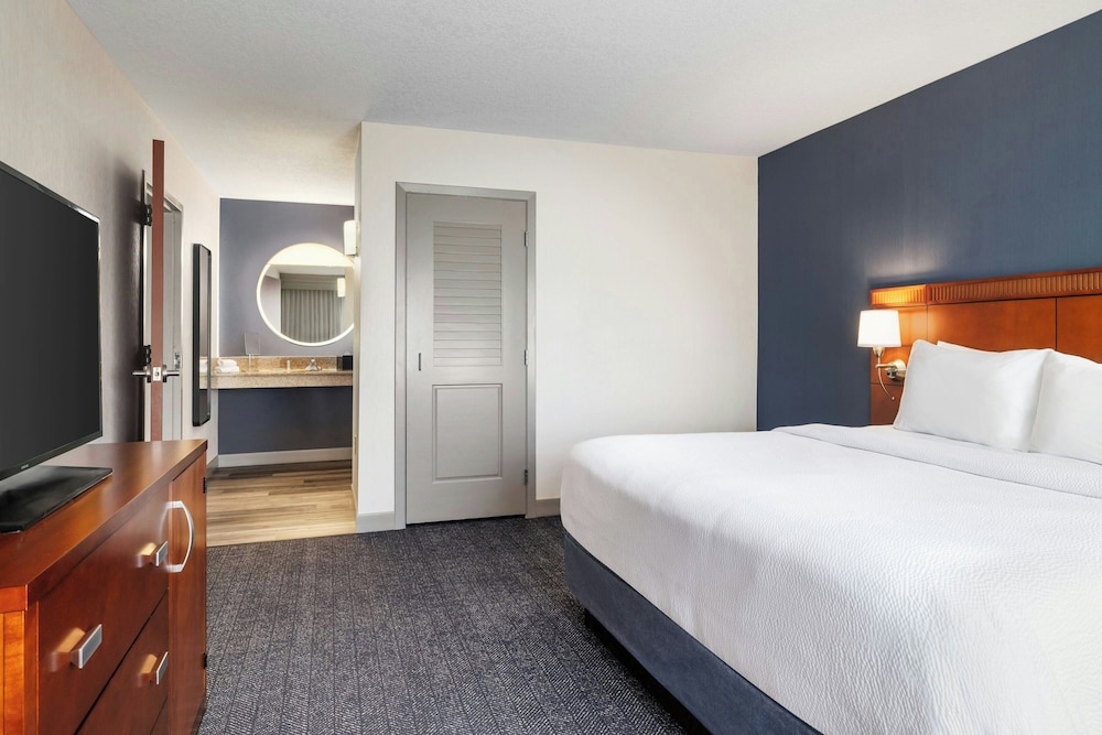 جناح بسرير كينج بغرفة نوم واحدة مع أريكة لذوي الإعاقة