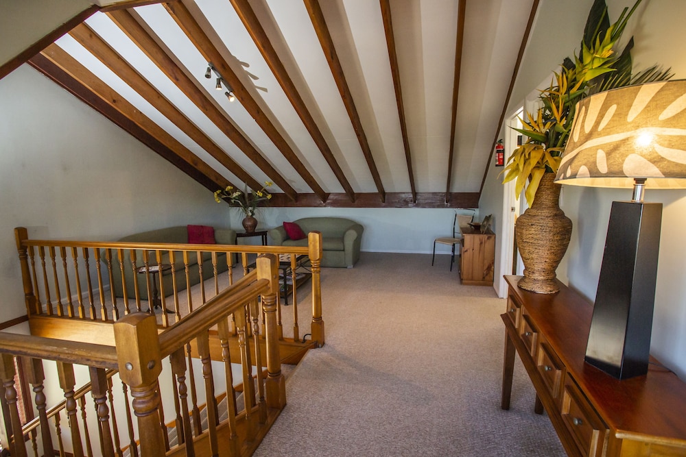 Ainslie Manor Bed and Breakfast 48/66