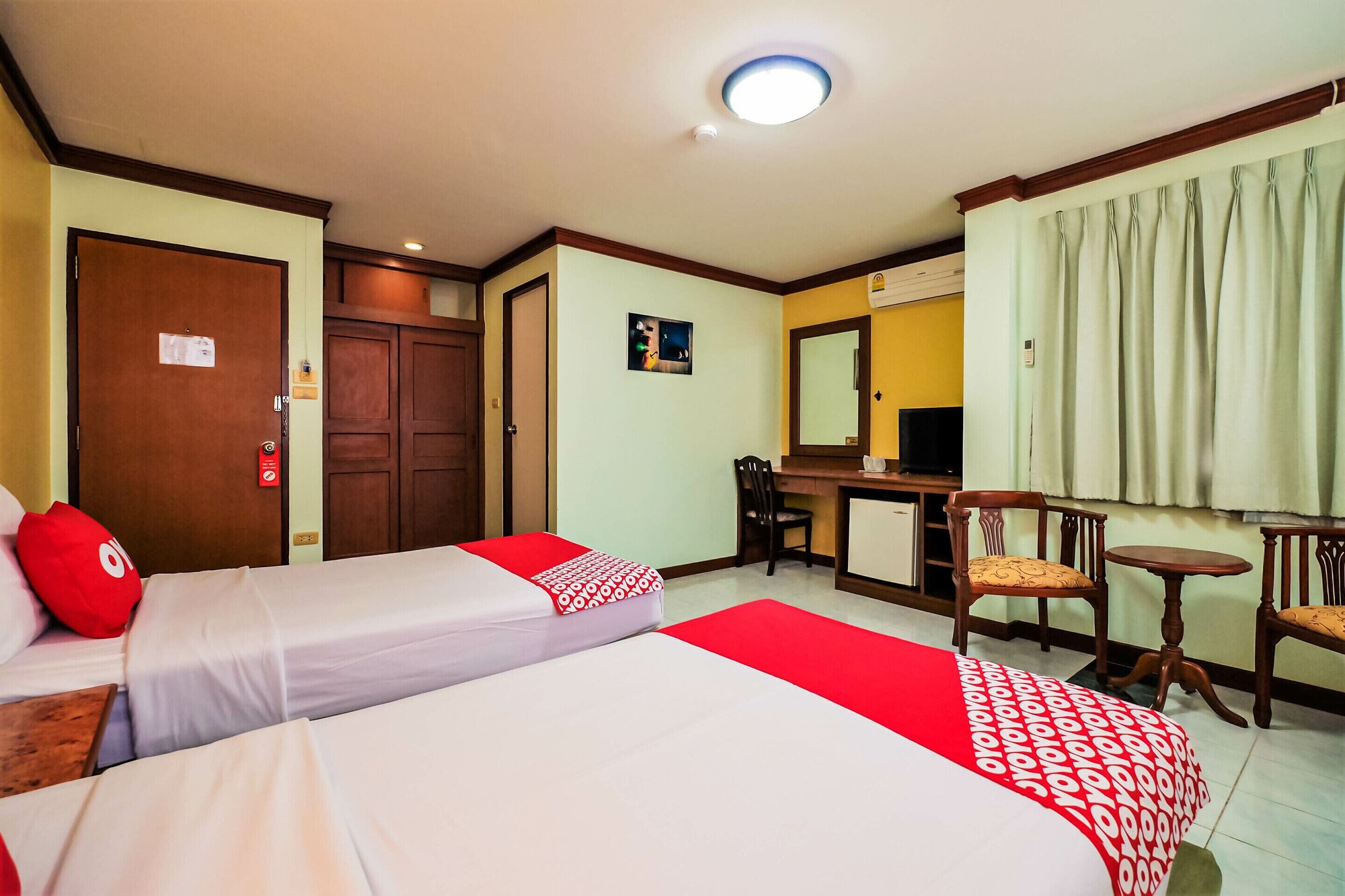 DELUXE, TWIN BEDS