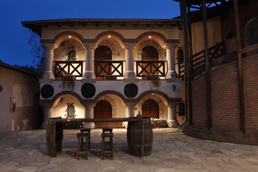 Vinifera Vineyards Hotel 5/50