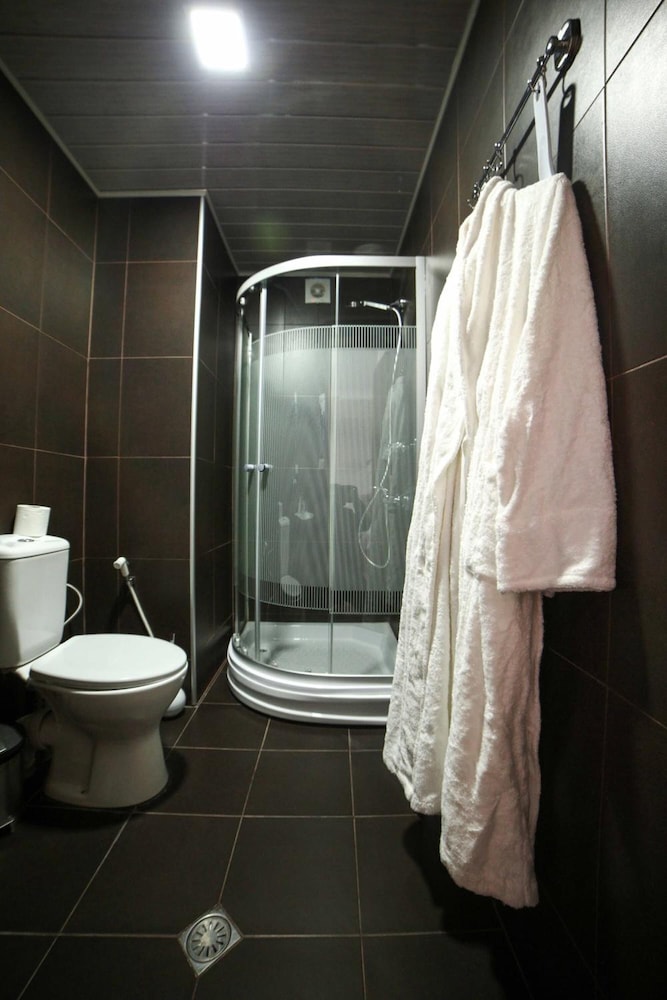 L PLAZA HOTEL 40/63