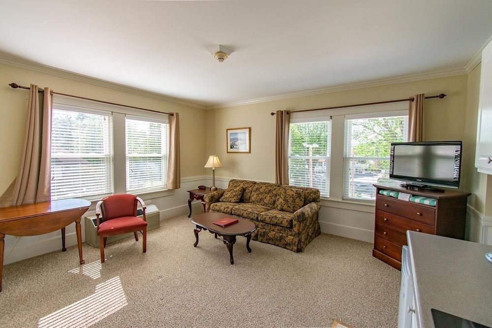 Eastern Slope Inn Resort 24/50