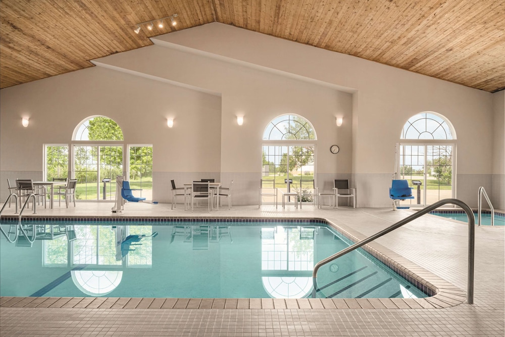 Country Inn & Suites by Radisson, Pella, IA 13/30