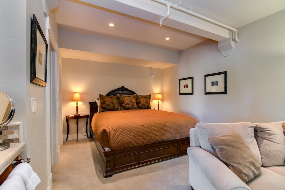 East Lake, King Bed