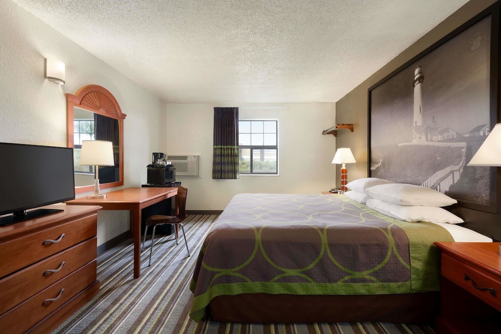 Super 8 by Wyndham Colorado Springs/Afa Area 9/19