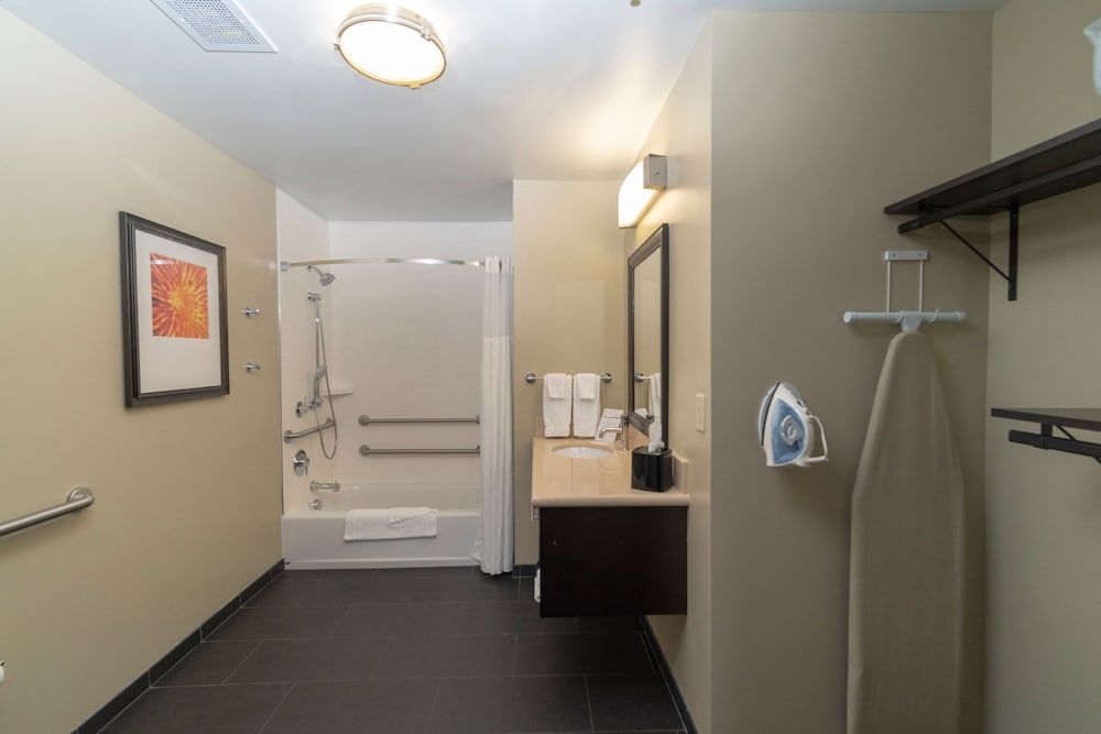 STAYBRIDGE SUITES MARQUETTE 18/82