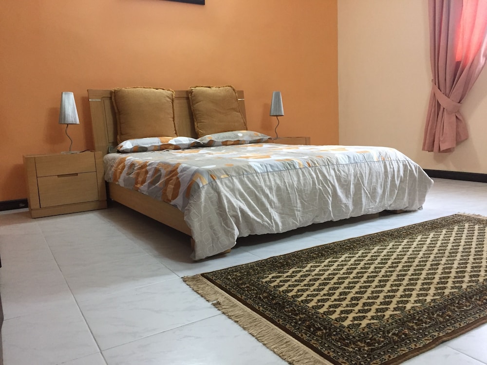 DELUXE, QUEEN BED, SHARED BATHROOM