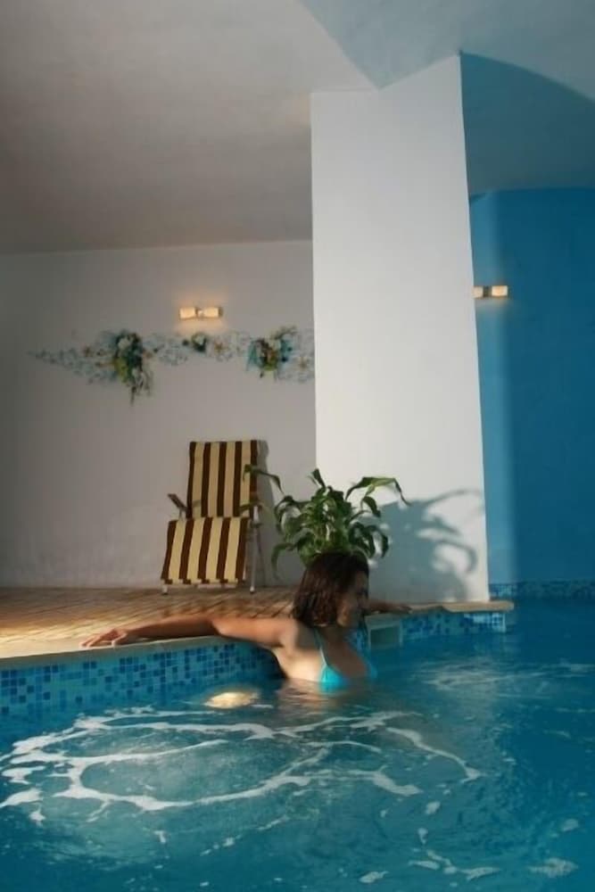 Nevada Hotel & Spa 33/35