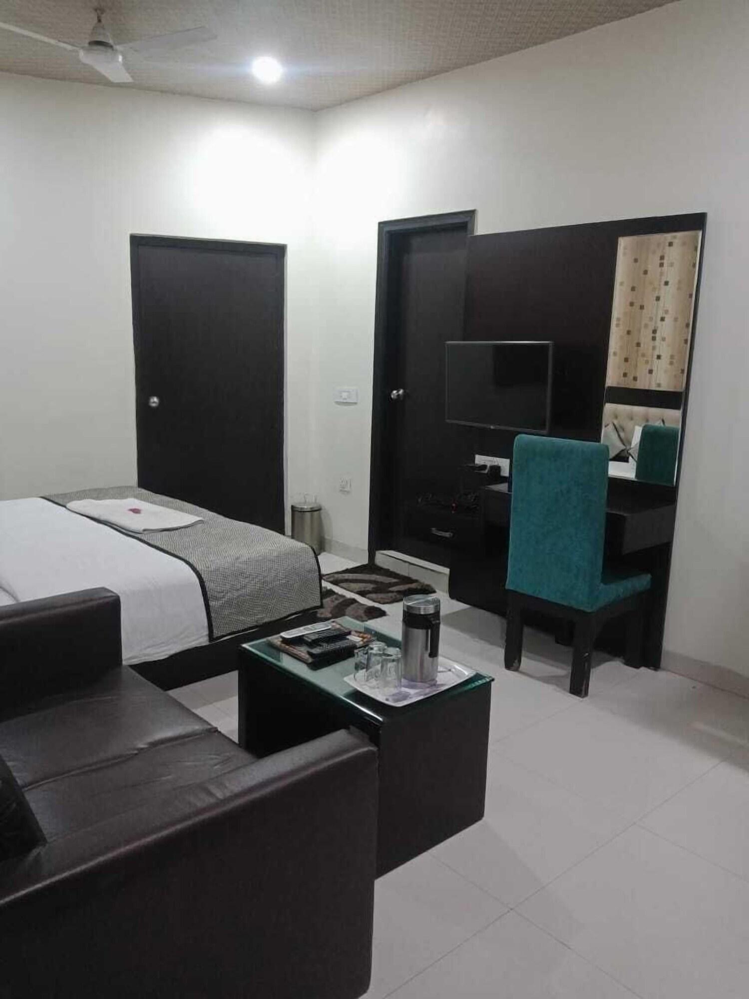 Hotel Mandakini Lush 17/28