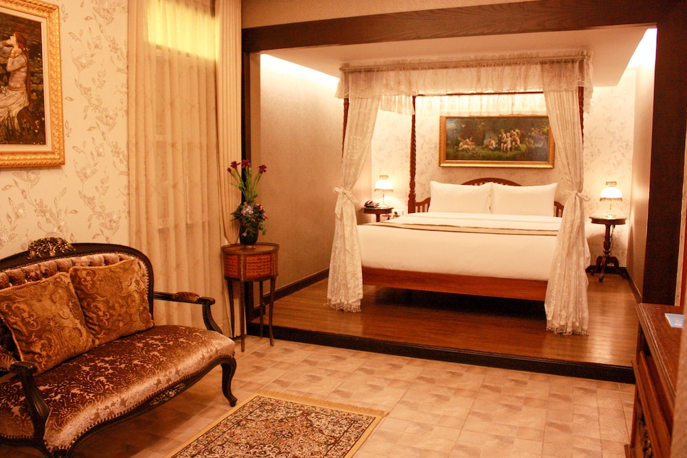 Deluxe, King Bed