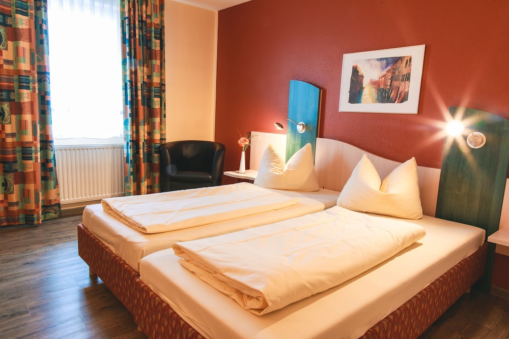 STANDARD, QUEEN BED