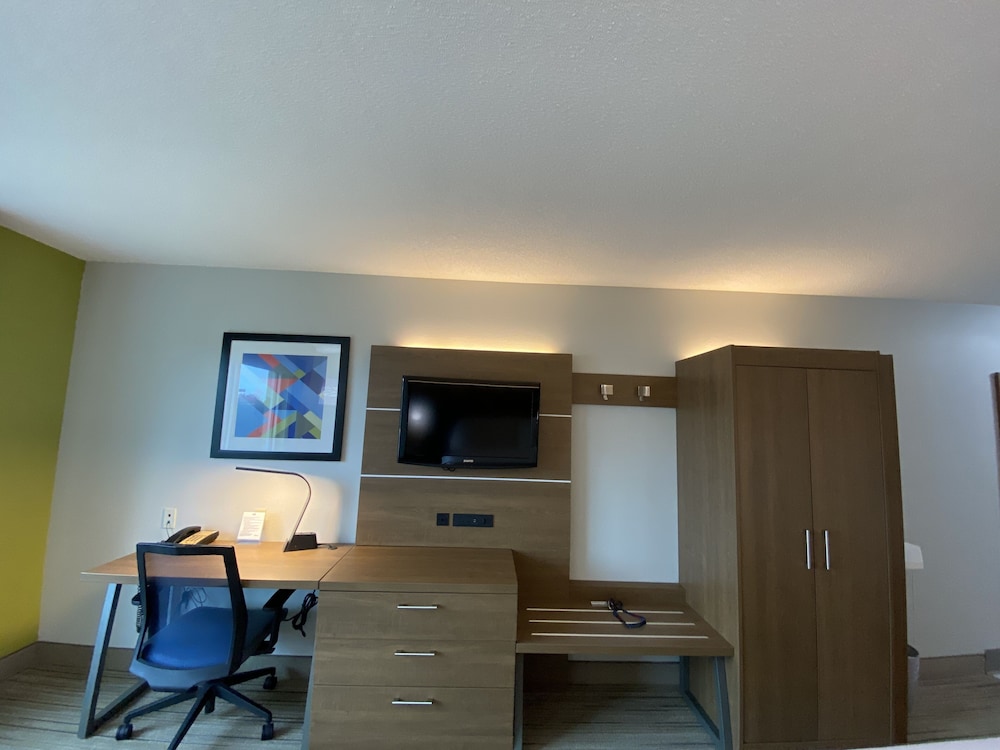 Holiday Inn Express Suites Somerset Central 66/76