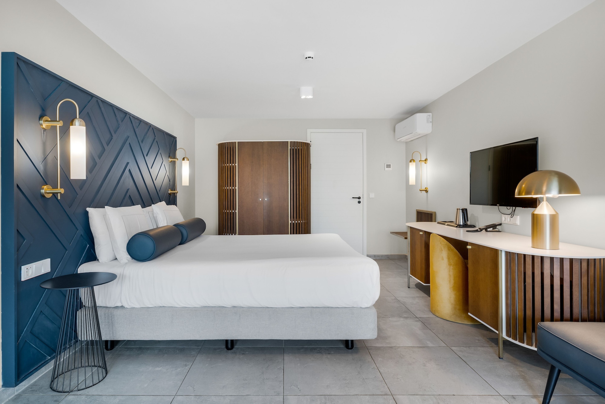 DELUXE, KING BED, OCEAN FRONT