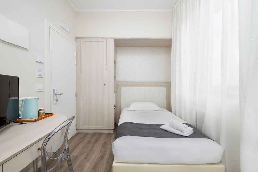 ROOM, SINGLE