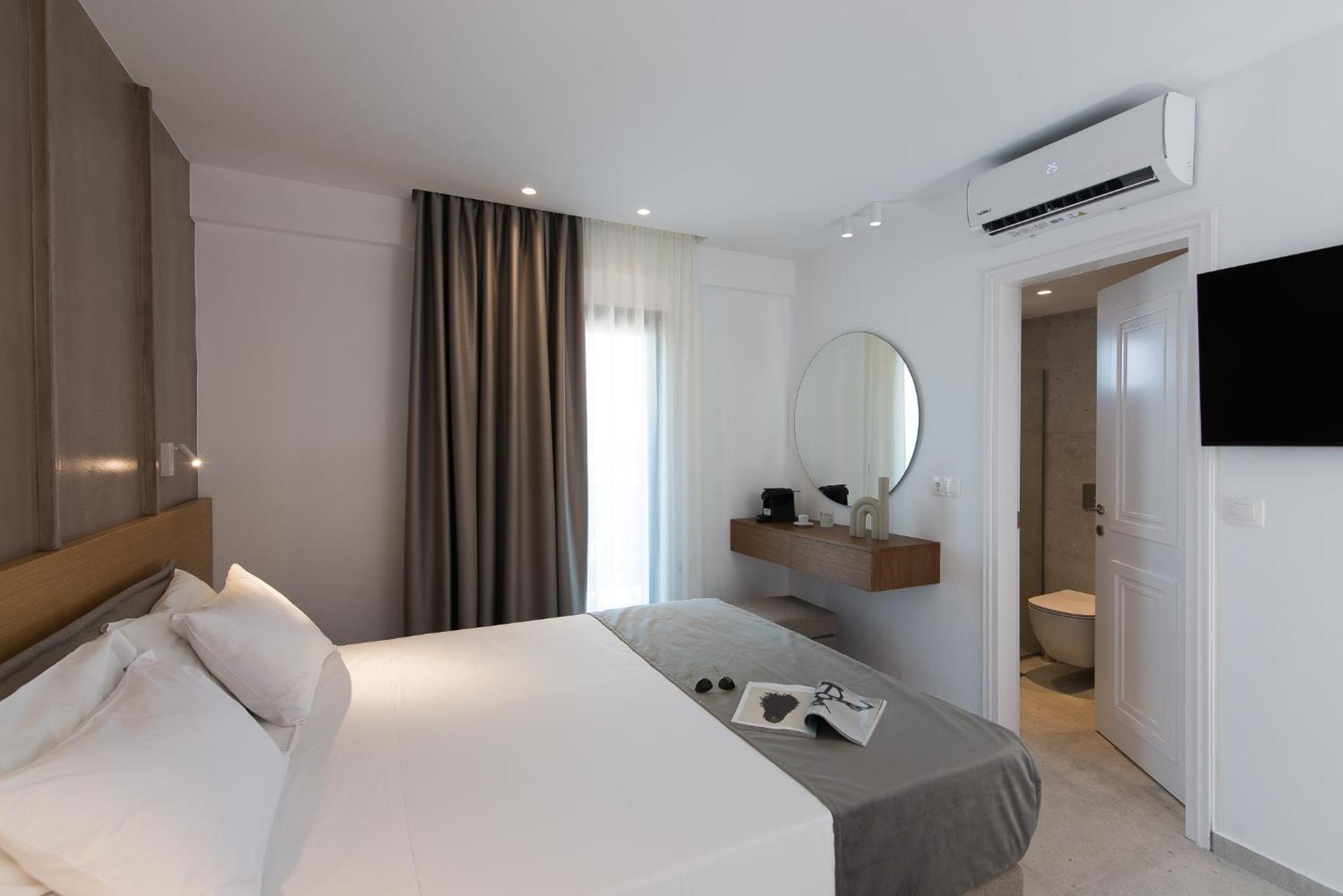 Deluxe, Double Bed, Pool Front, Sofa
