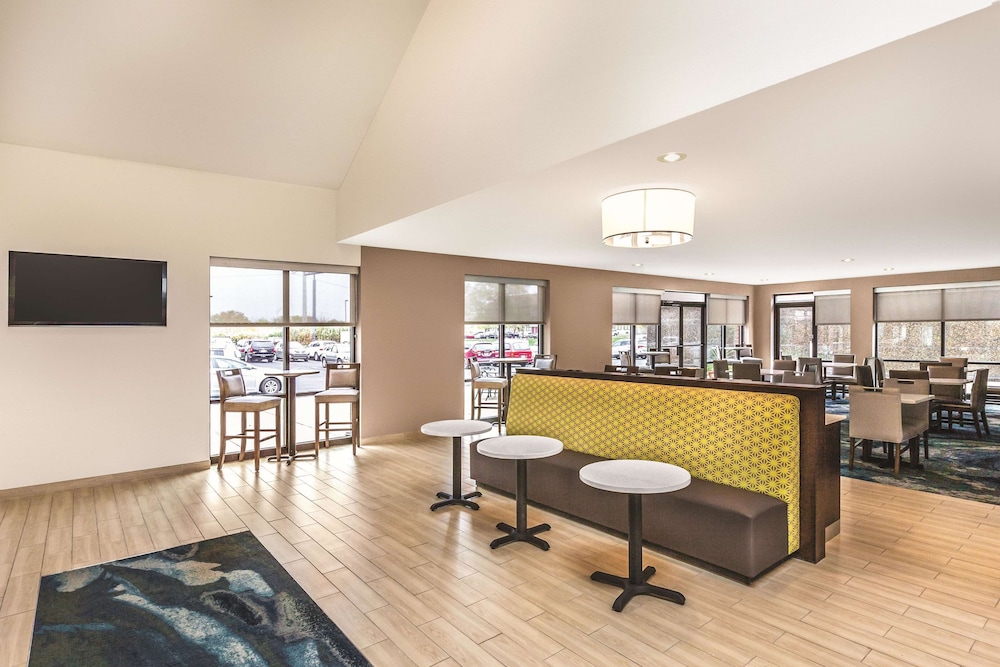 La Quinta Inn & Suites by Wyndham Philadelphia Airport 49/49