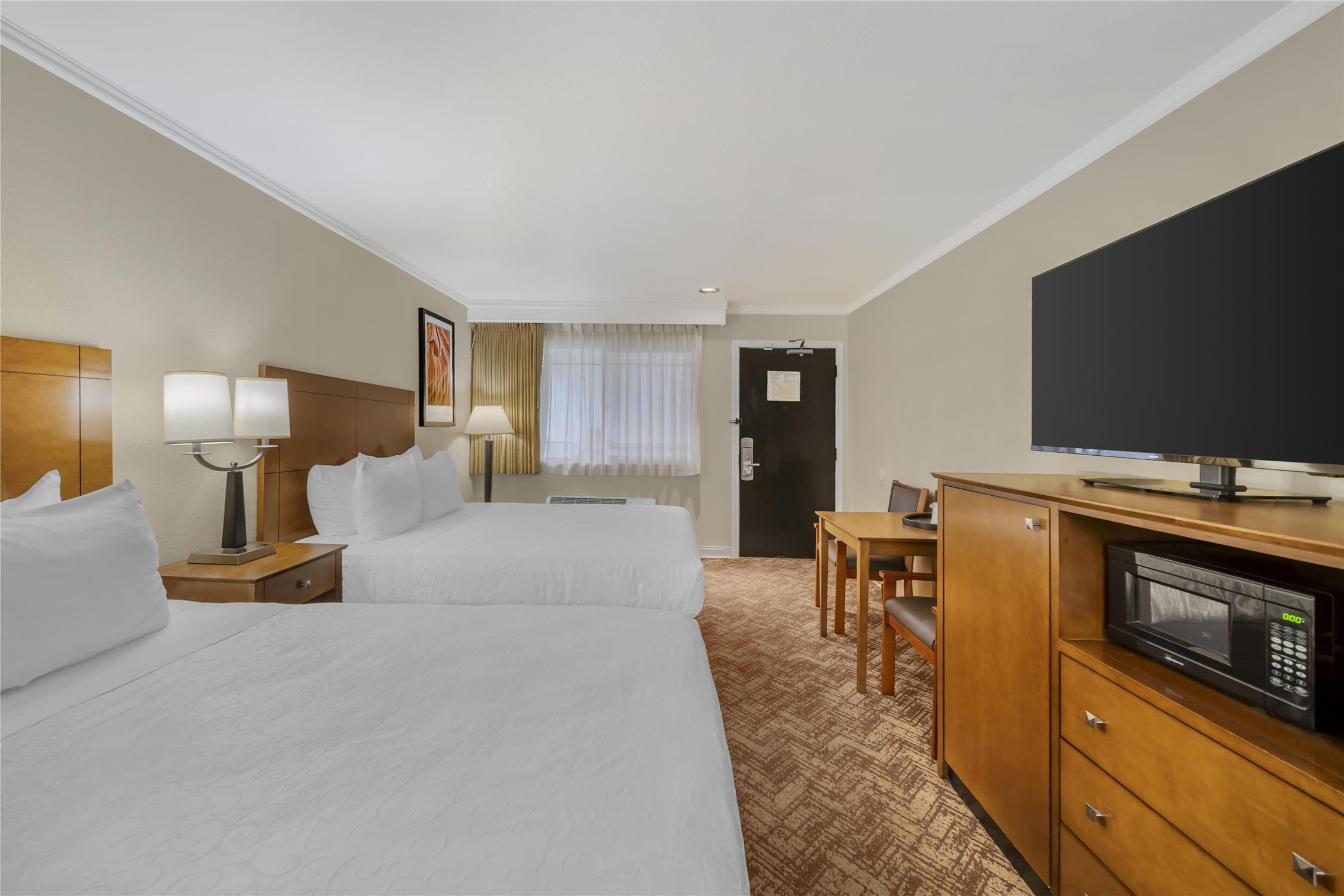 Room, 2 Queen Beds, Exterior Entrance، Best Western Plus Northwoods Inn 5/7