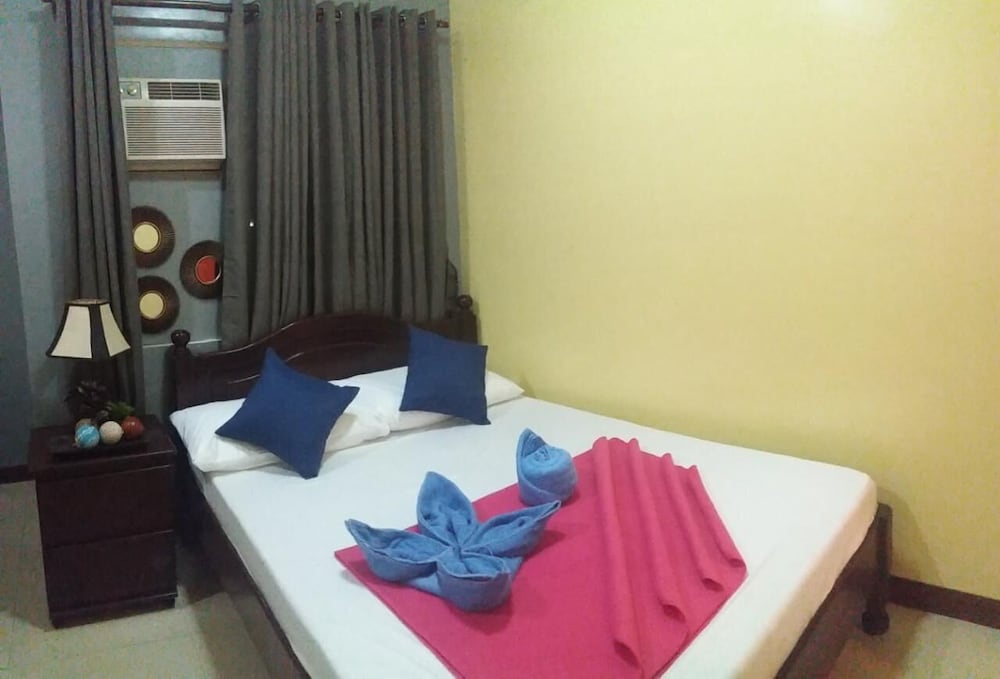 Room, 6 People, 2 Bunk Beds, Queen Bed