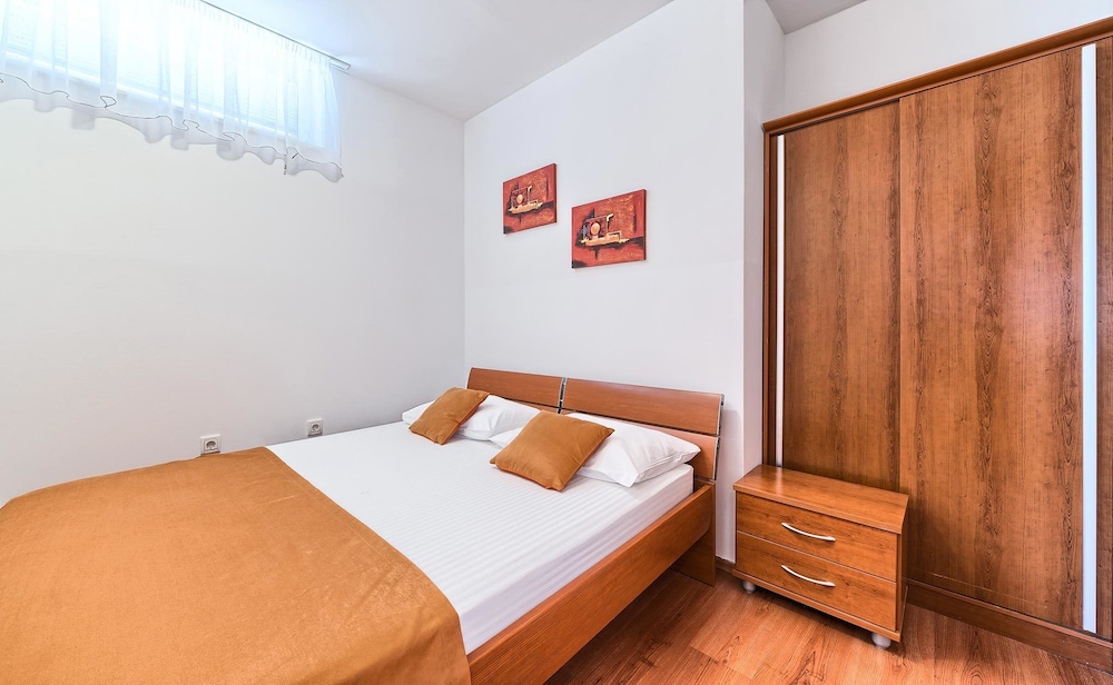 Stipe Aparthotel 36/81