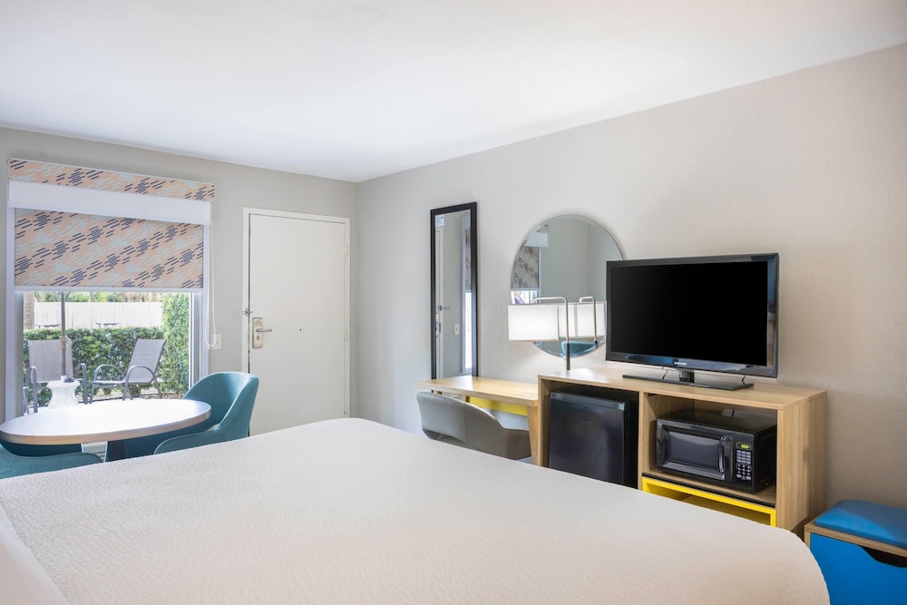 غرفة بسرير كينج لذوي الإعاقة، Days Inn by Wyndham Port Charlotte/Punta Gorda 3/10