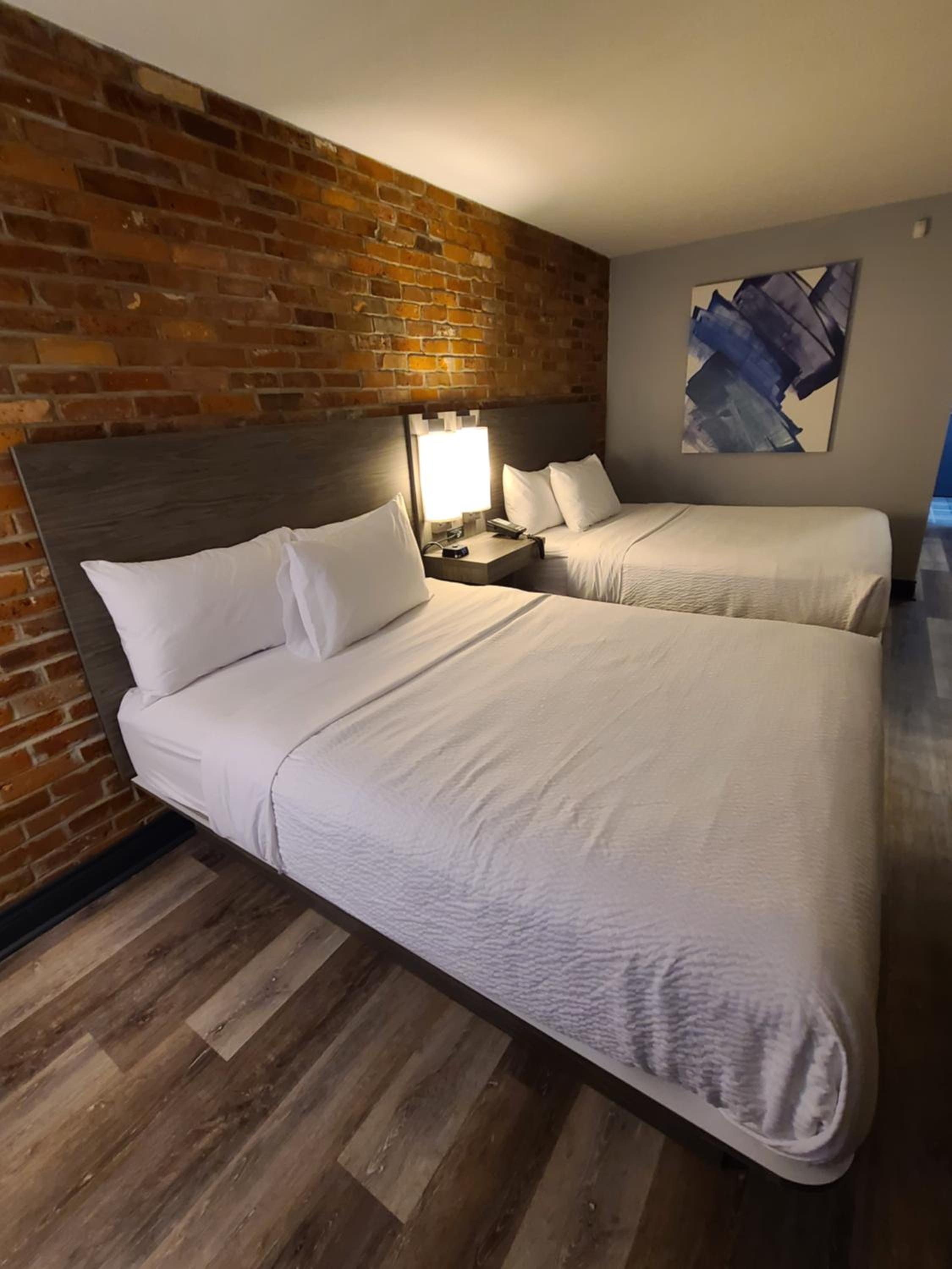 غرفة ديلوكس بسرير كينج وسريرين كوين، Travelodge by Wyndham Barrie on Bayfield 6/10