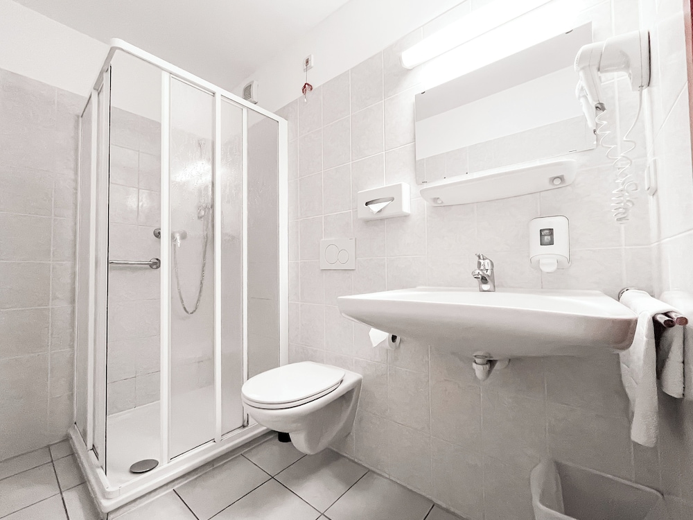 Lenas Donau Hotel 43/47