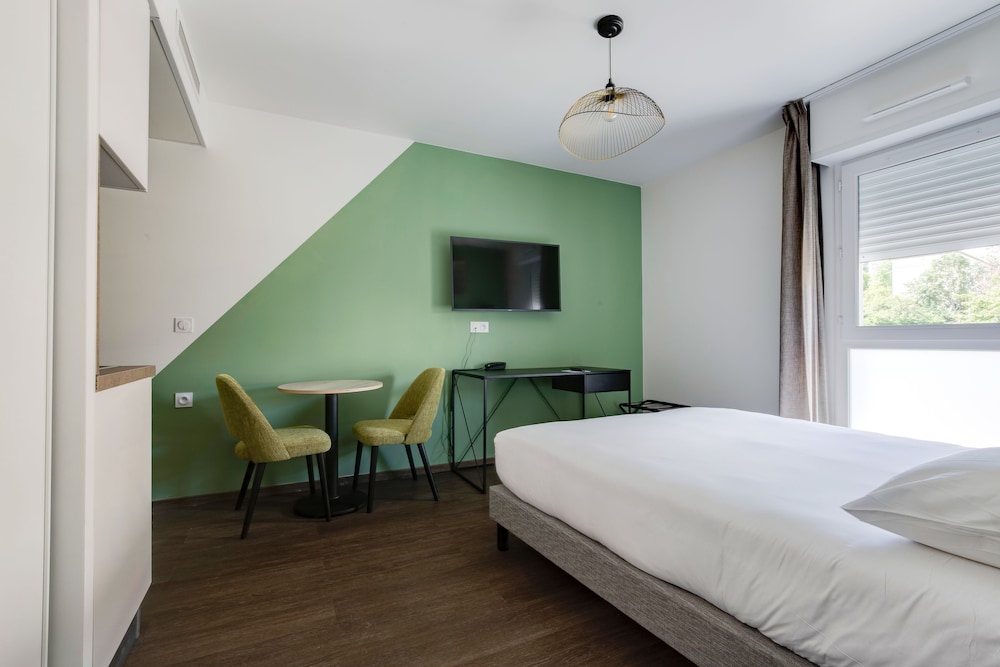 COMFORT, STUDIO, QUEEN BED