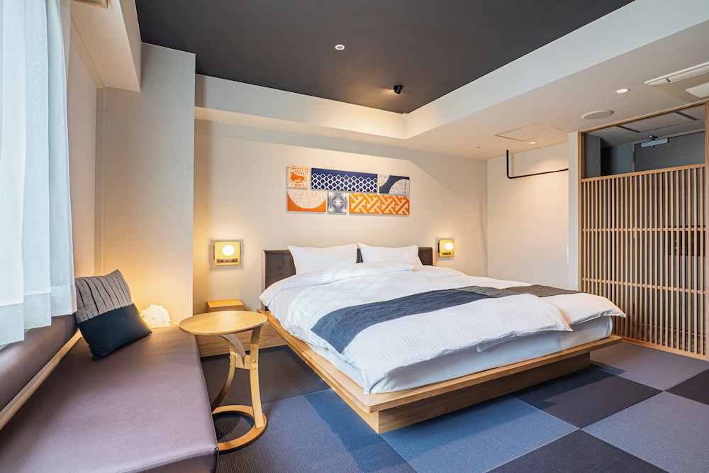 DELUXE, KING BED